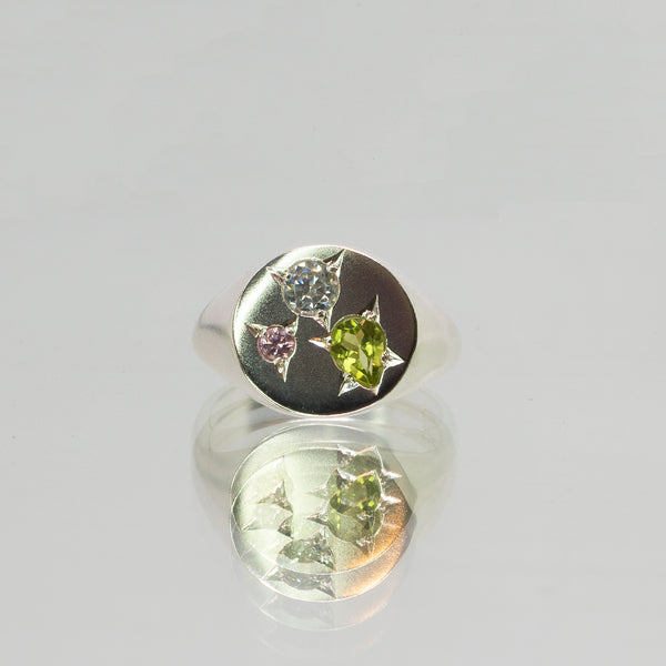 Une - Bespoke - Signet #5 with peridot and cubic zirconias