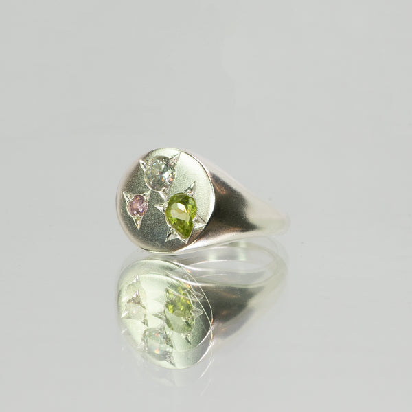 Une - Bespoke - Signet #5 with peridot and cubic zirconias